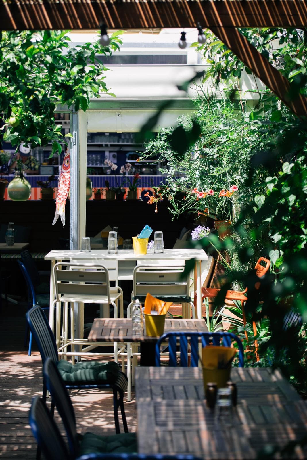 Terrasse ombragee du restaurant entouree de vegetation