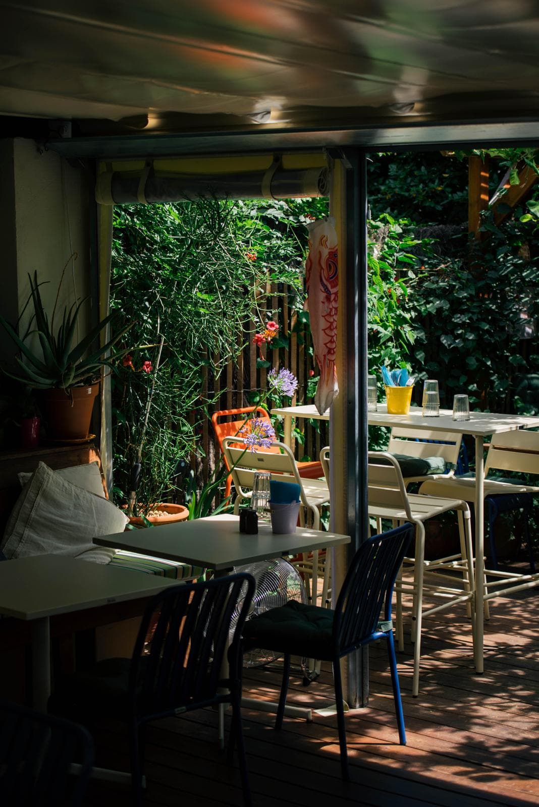 Table de terrasse prete dans une ambiance conviviale